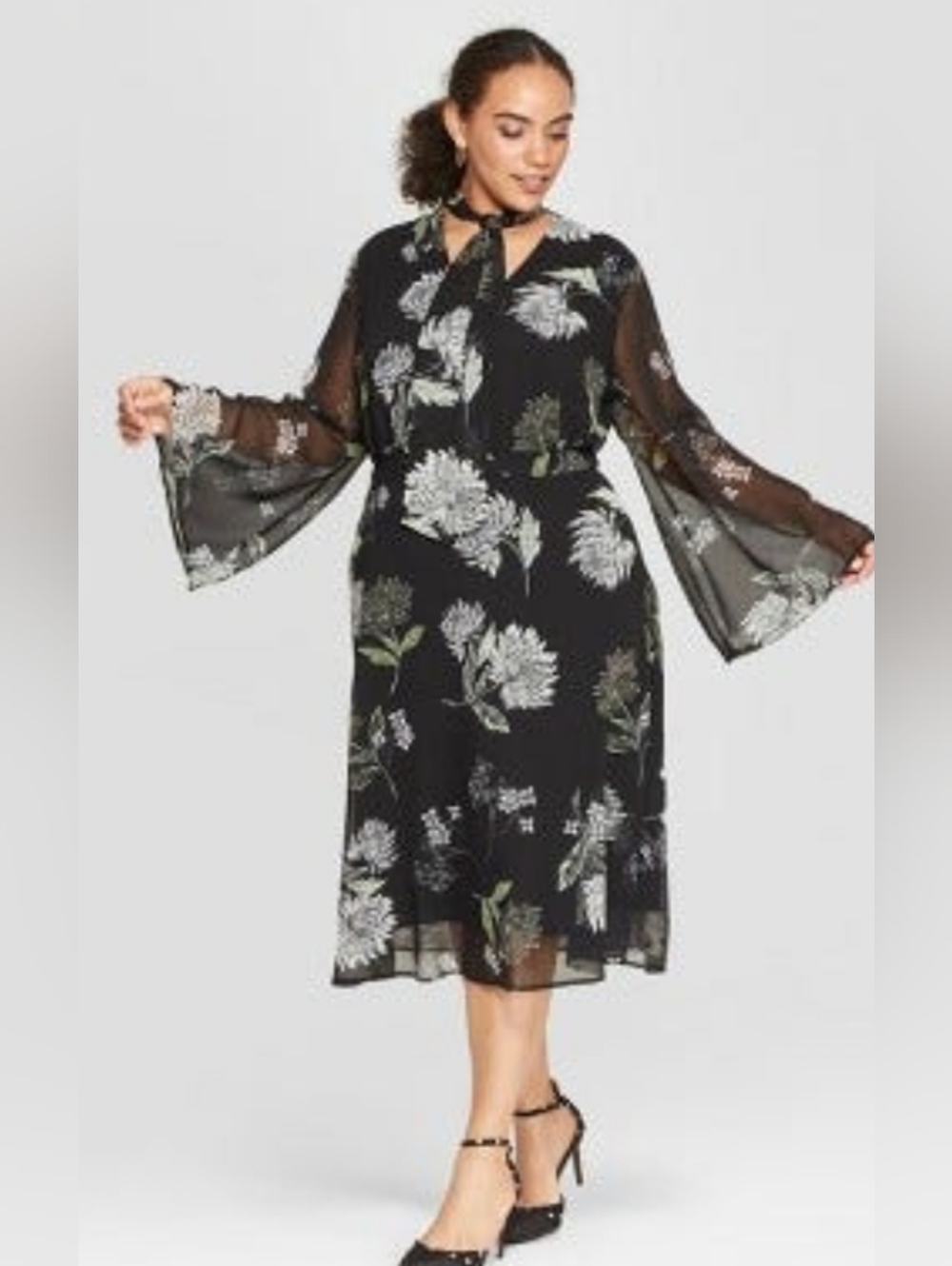 Who What Wear beautiful flowy V neck Lined Bell Sleeve Black Floral  Dress.